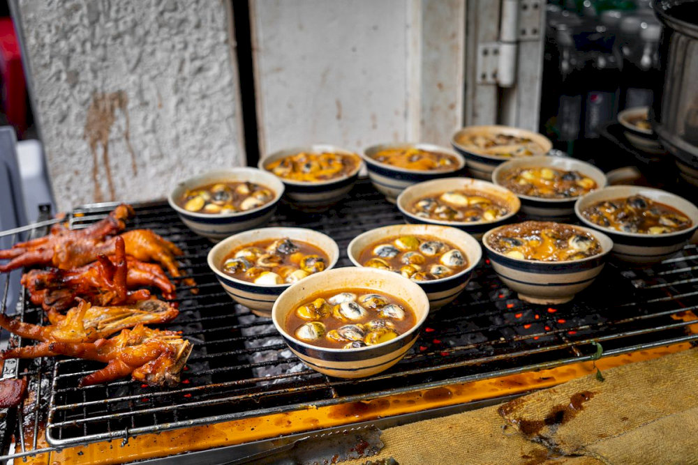 A tangy street food served with peanuts and fried shallots 